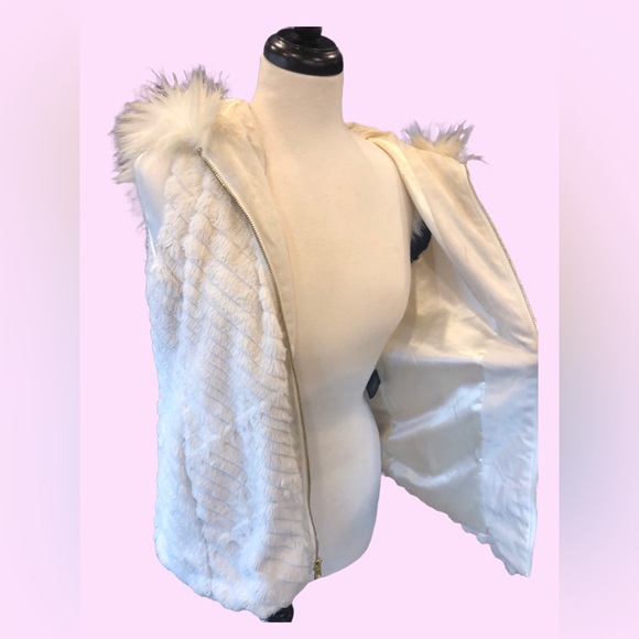 Marc New York Andrew Marc white faux fur outerwear vest, US women’s size medium. - Picture 2 of 6